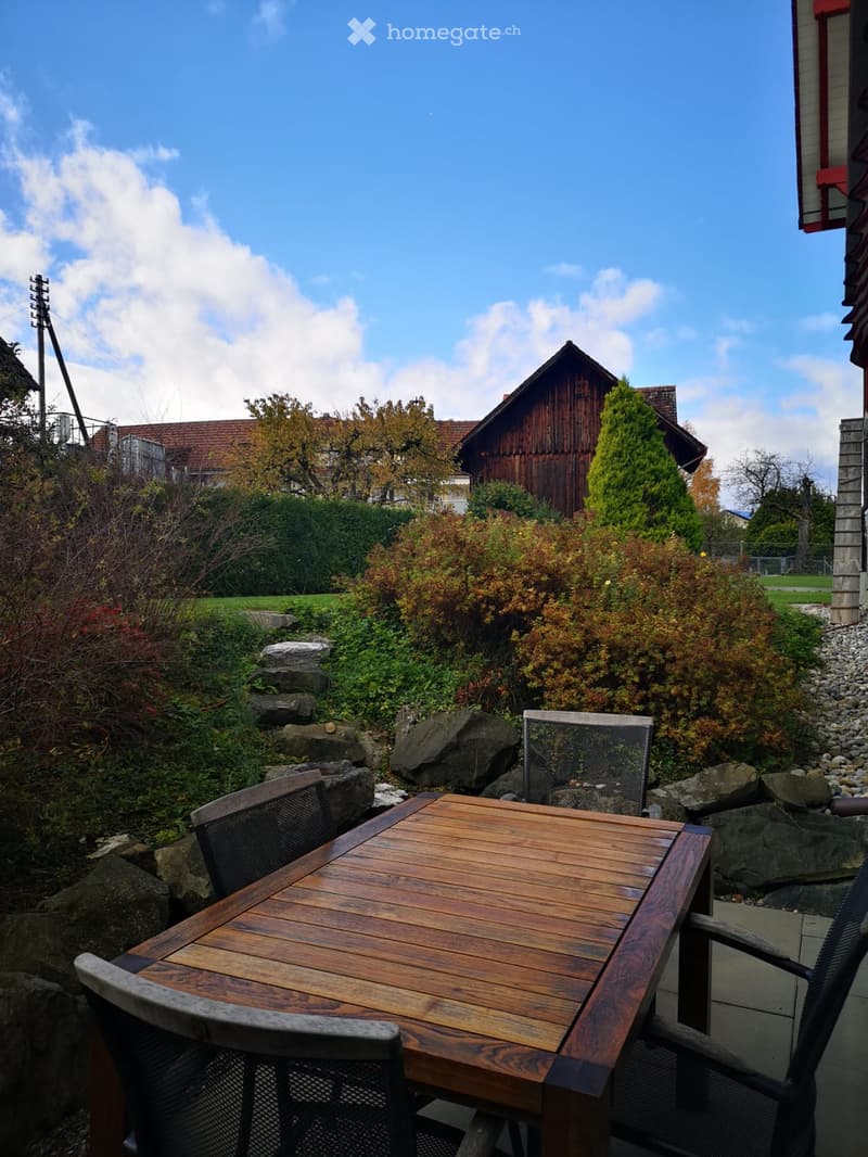 {"visible_features": ["Balcony / Terrace", "View"],    "type": "Garden",    "description": "outdoor dining table, chairs, surrounding vegetation, house in the background, clear sky",    "localized_descriptions":        {        "EN": "Garden: outdoor