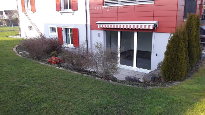 {"visible_features": [],    "type": "House exterior",    "description": "red wall with white lines, glass entrance door, awning, bushes in front, well-kept lawn, red-orange shutters",    "localized_descriptions":        {        "EN": "House: red wal