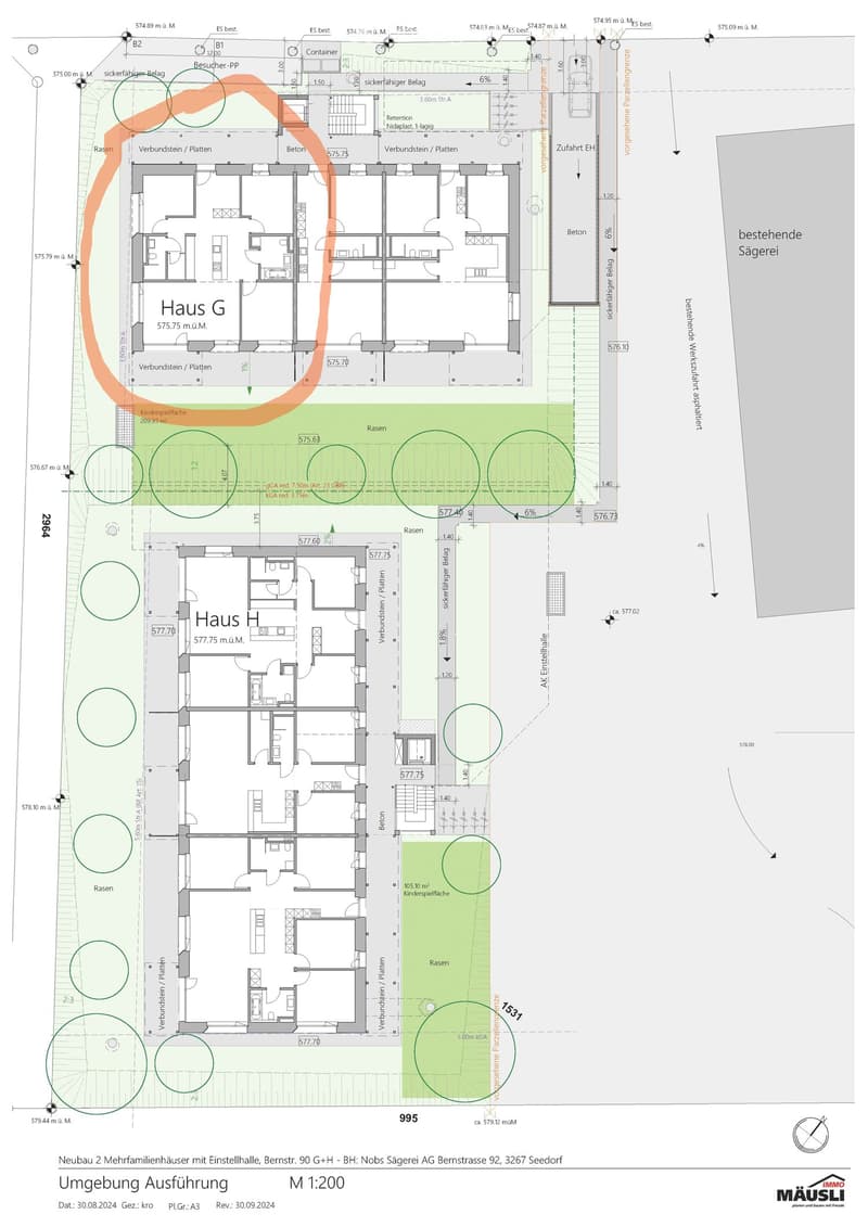 Floor plan of two houses (Haus G and Haus H) with detailed layout, including rooms, pathways, and surrounding green spaces.