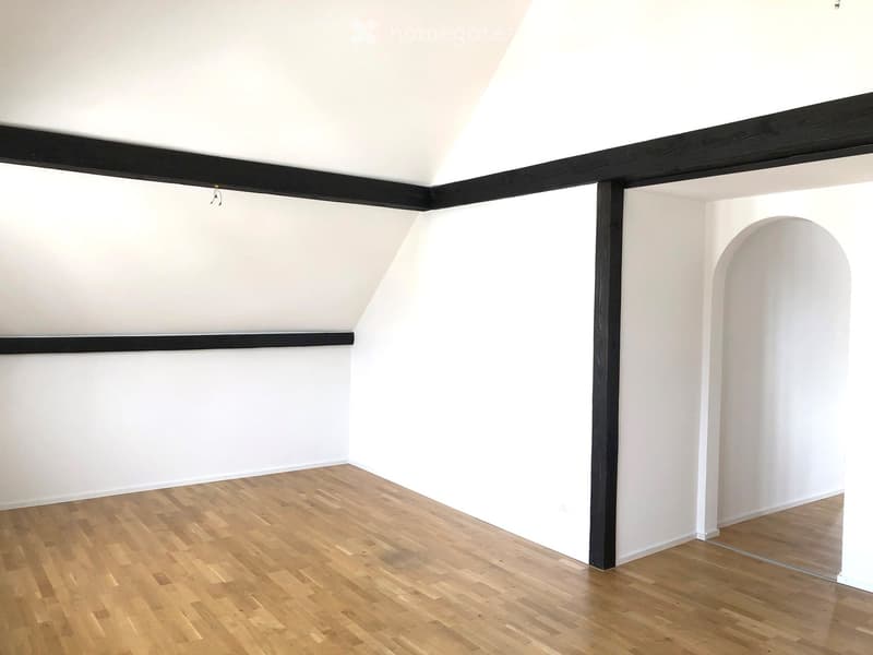 Wohnzimmer mit Durchgang