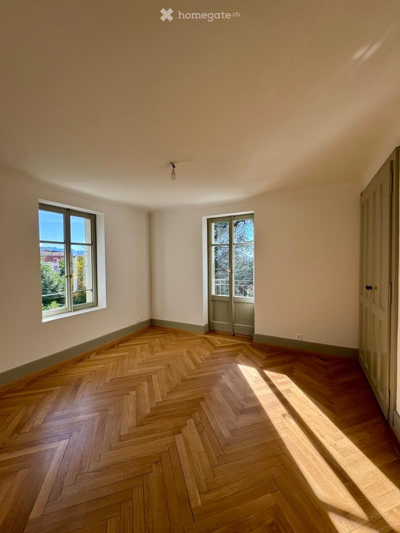 empty room, wooden floor, large windows, doors