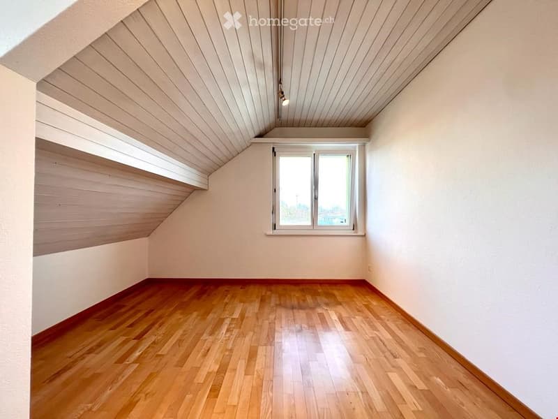{"visible_features": [],    "type": "Room",    "description": "empty room with hardwood floor, slanted ceiling, white walls, single window",    "localized_descriptions":        {        "EN": "Empty room: hardwood floor, slanted ceiling, white walls,