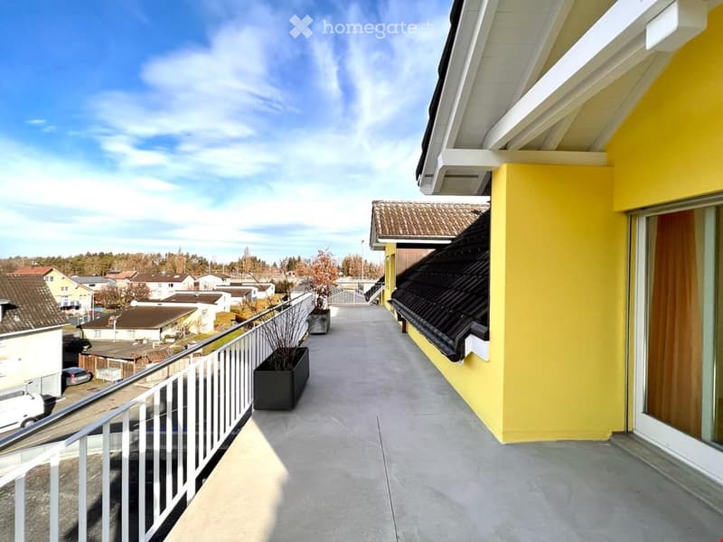 {"visible_features": ["Balcony / Terrace", "View"],    "type": "Terrace",    "description": "wide terrace with railings, concrete floor, metal railings, greenery",    "localized_descriptions":        {        "EN": "Terrace: wide terrace with railing