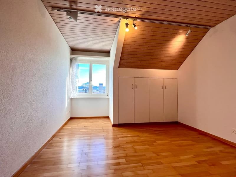 {"visible_features": [],    "type": "Room",    "description": "empty room, wooden floor, white walls, ceiling spotlights, window with curtains, three white closets",    "localized_descriptions":        {        "EN": "empty room, wooden floor, white