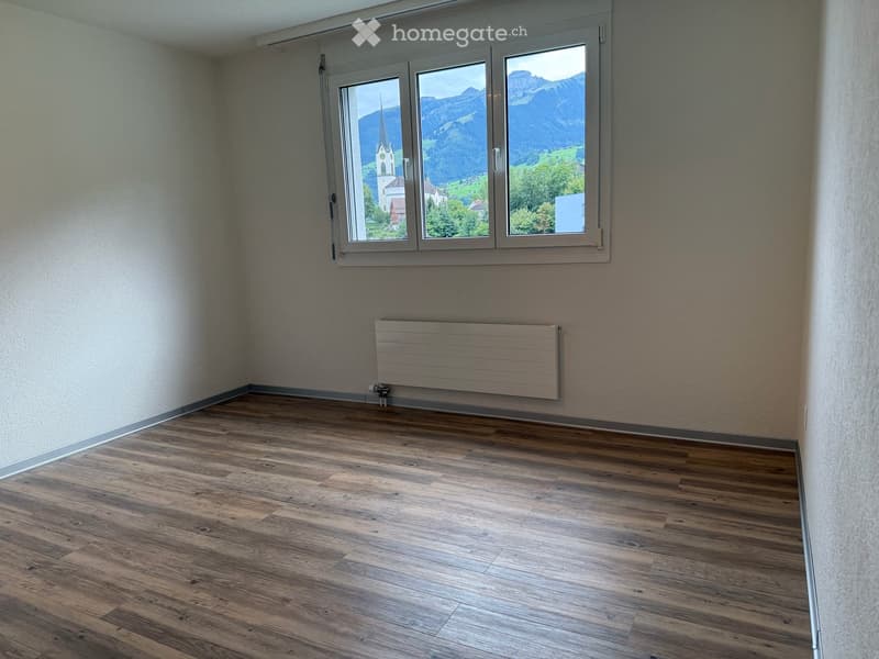 Moderne 2.5 Zimmer Wohnung mit Alpenpanorama und doppeltem Schlossblick (9)