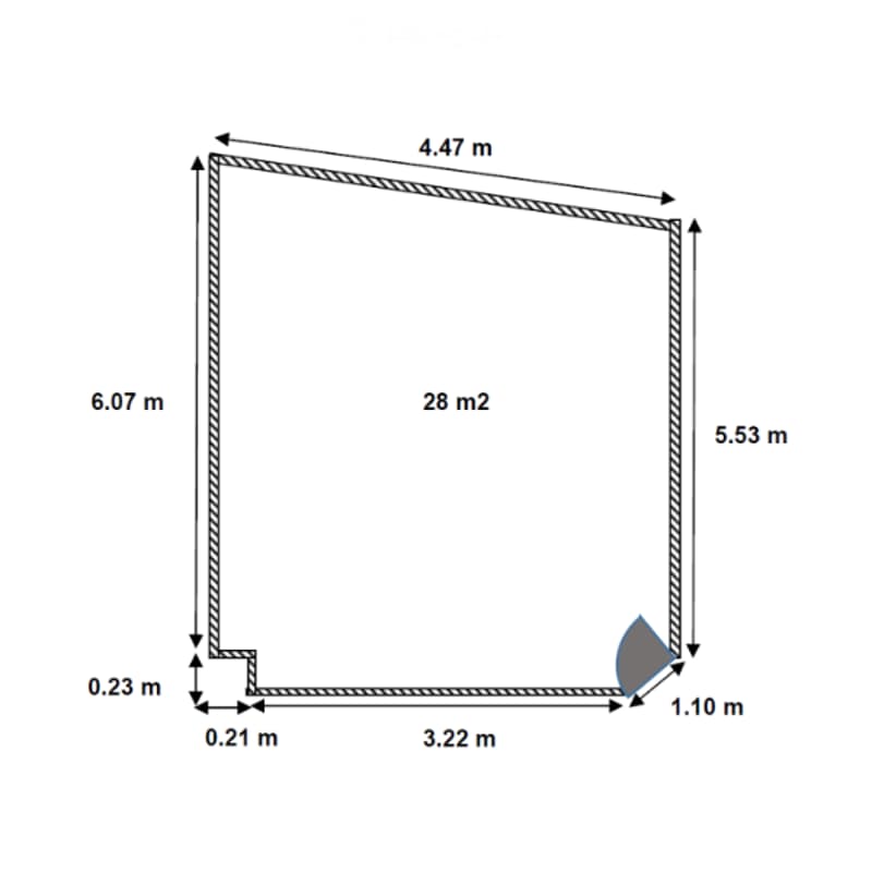 Floor plan of a rectangular room measuring 4.47 m by 6.07 m, with an area of 28 m². The room has a small step-down section at one corner.