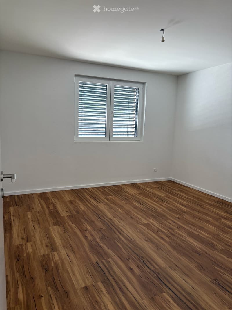 Seconde chambre avec son parquet en bois.