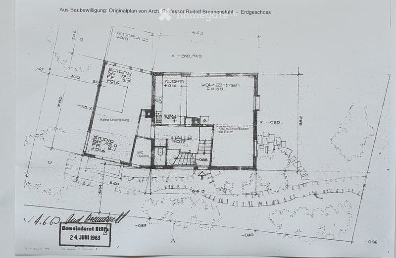Architectural floor plan of the ground floor, showing rooms labeled in German: kitchen, living room, studio, hallway, and bathroom.