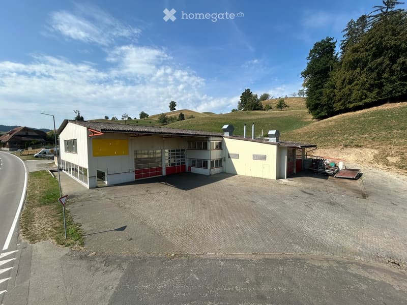 Geräumige Werkstatt / Gewerbehalle in Huttwil zu vermieten (1)