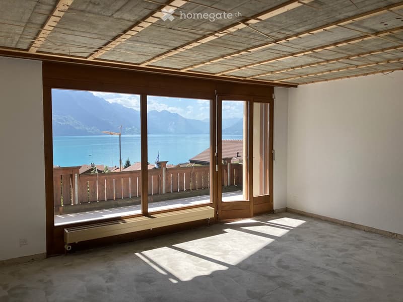 Teil des Wohnzimmers mit Zugang zum Balkon - freie Seesicht