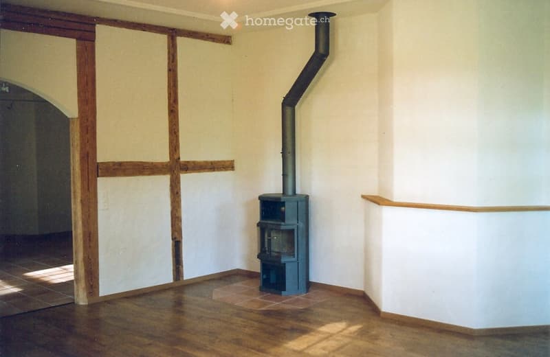 empty room, fireplace, wooden floor, white walls, wooden beams