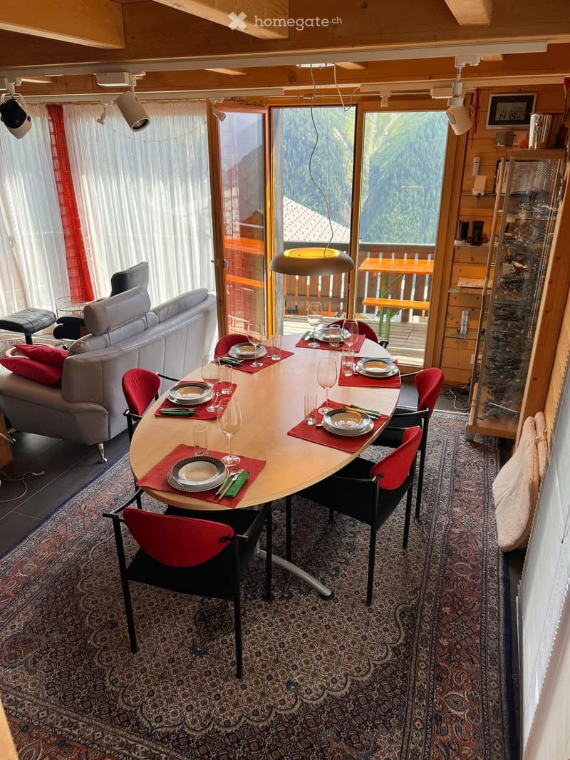 Esszimmer mit Zugang zum Balkon