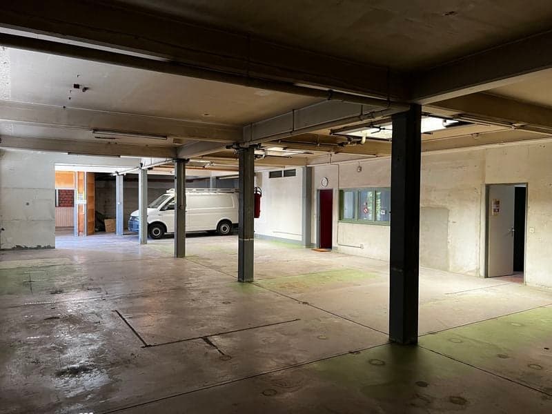 Local commercial, grand dépôt avec bureau (3)