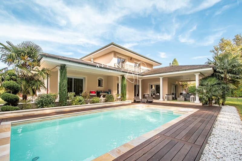 Villa d'architecte d'env. 340 m² avec piscine et bois privatif (1)