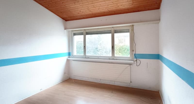 empty room, white walls, blue stripes, wooden floor, radiator, window