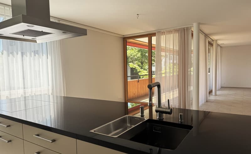 Moderen, sonnige 4.5 Zimmerwohnung mit Balkon, Autoeinstellhallenplatz und grossem Kellerabteil (5)