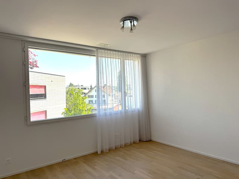 Moderen, sonnige 4.5 Zimmerwohnung mit Balkon, Autoeinstellhallenplatz und grossem Kellerabteil (10)