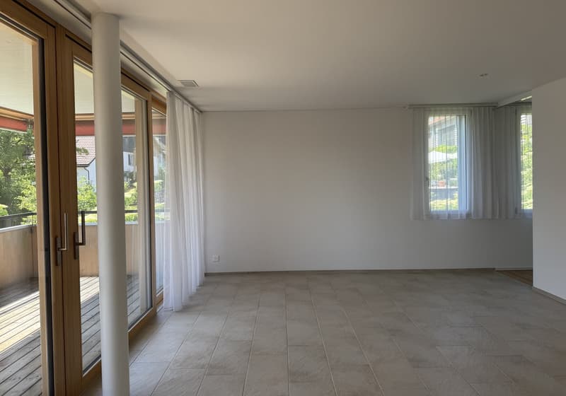 Moderen, sonnige 4.5 Zimmerwohnung mit Balkon, Autoeinstellhallenplatz und grossem Kellerabteil (4)