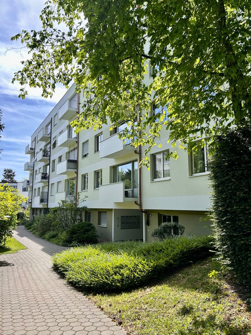 Geräumige 5-Zimmer-Wohnung mit Balkon, schöner Aussicht & Extra-Zimmer im EG (im Baurecht) (1)