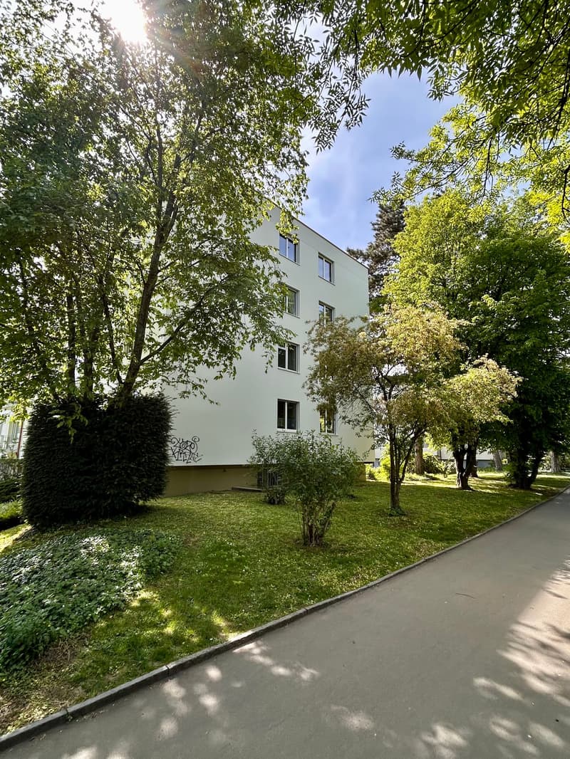Geräumige 5-Zimmer-Wohnung mit Balkon, schöner Aussicht & Extra-Zimmer im EG (im Baurecht) (2)