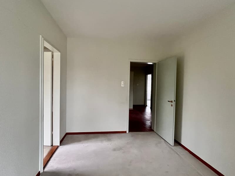 Geräumige 5-Zimmer-Wohnung mit Balkon, schöner Aussicht & Extra-Zimmer im EG (im Baurecht) (13)