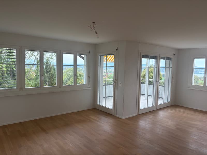 Helle 3.5-Zimmer-Maisonette-Wohnung mit Balkon und Seesicht in Pfäffikon (2)