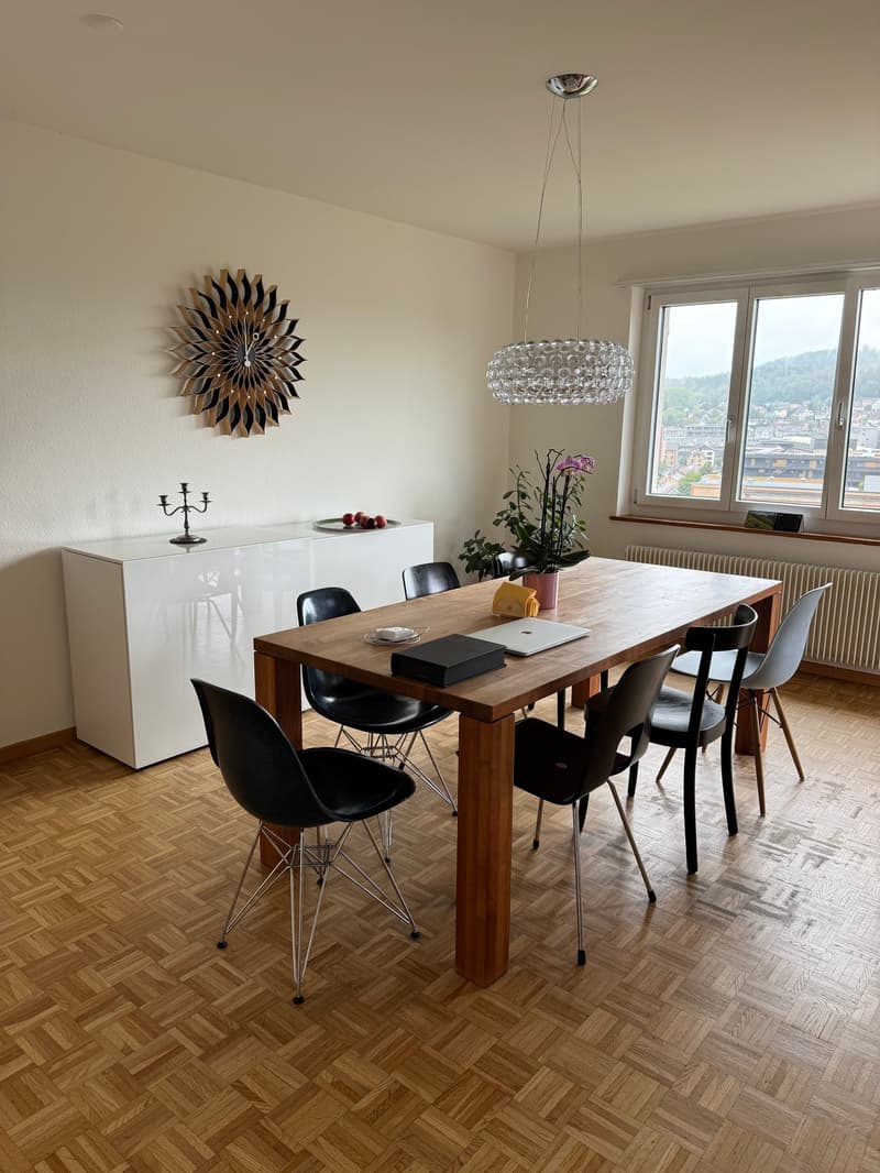 Grosszügige 8-Zimmer-Wohnung mit Balkon und wunderschöner Weitsicht (4)