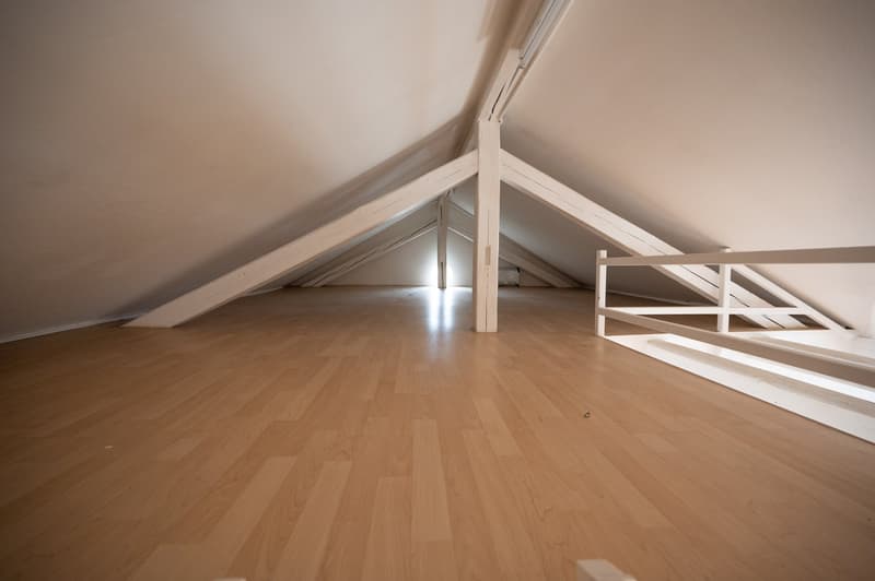 Charmante 4-Zimmer-Dachwohnung mit Seeblick in Thalwil (13)