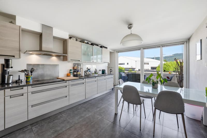 Beau duplex en attique de 5,5 pièces à Bursinel (6)