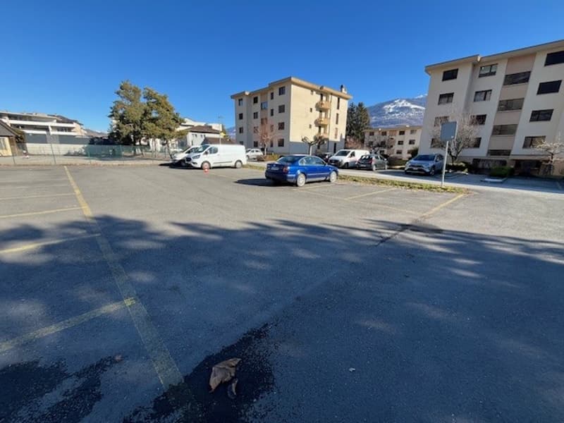 Place de parc extérieure disponible de suite (2)
