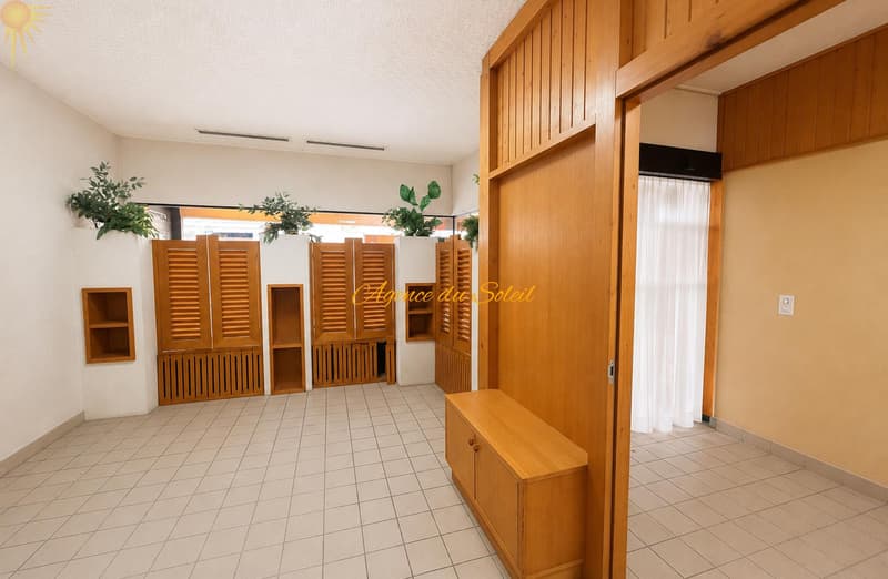 Emplacement très recherché ! Spacieux local commercial de 228 m² au sein de la station. (1)