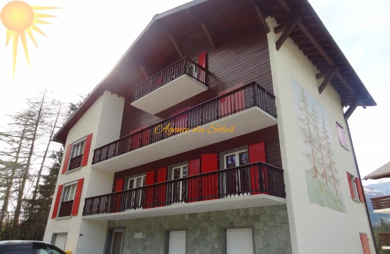 À louer à la saison d'hiver : Bel appartement 2.5 pièces au bord du golf 18 trous et parking devant l'immeuble ! (8)