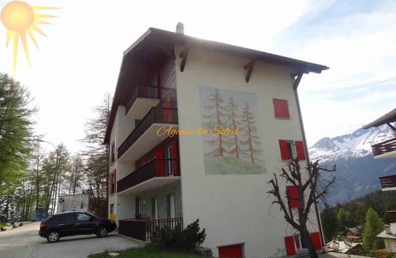 À louer à la saison d'hiver : Bel appartement 2.5 pièces au bord du golf 18 trous et parking devant l'immeuble ! (9)