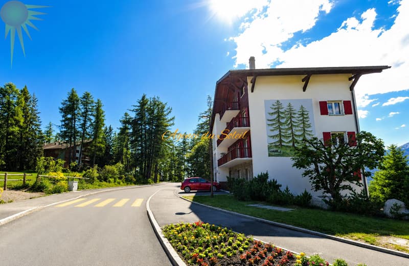 À louer à la saison d'hiver : Bel appartement 2.5 pièces au bord du golf 18 trous et parking devant l'immeuble ! (1)