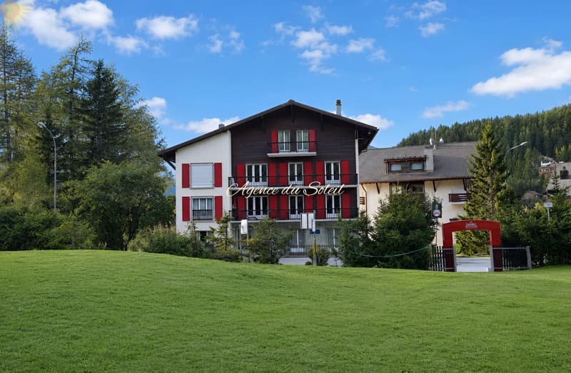 À louer à la saison d'hiver : Bel appartement 2.5 pièces au bord du golf 18 trous et parking devant l'immeuble ! (1)