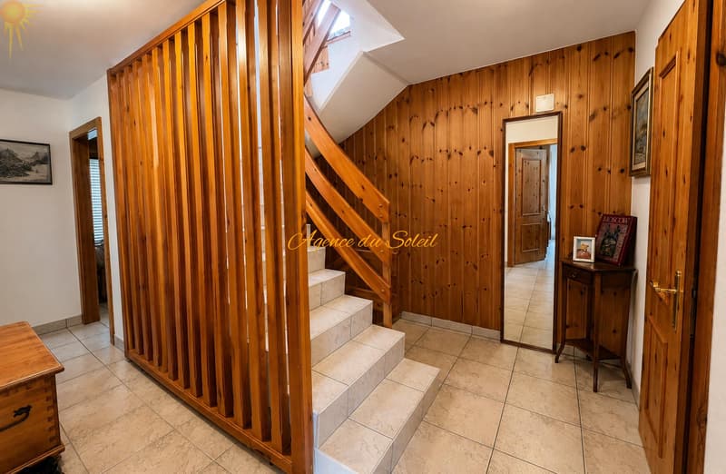 Adorable chalet familiale dans un emplacement privilégié verdoyant et calme ! (8)