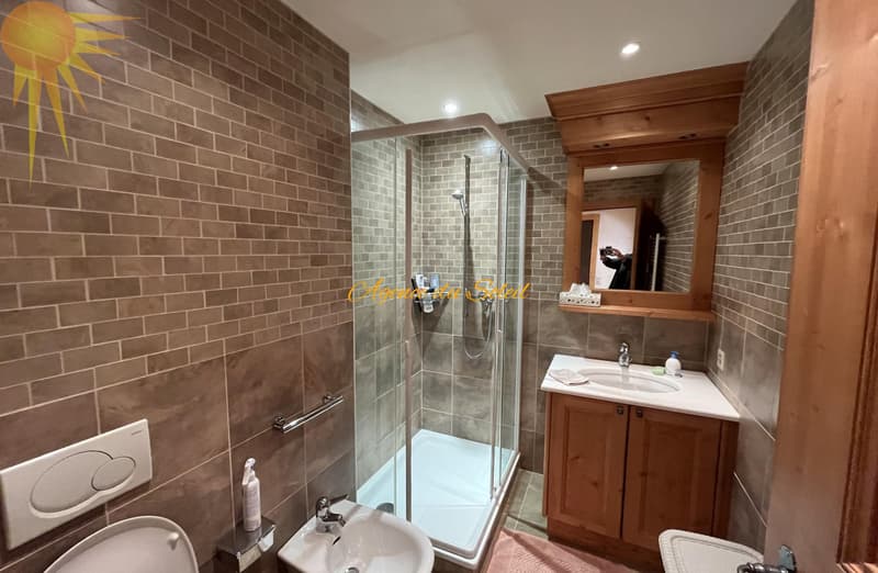 Plein coeur de Crans ! Élégant appartement de standing de 3,5 pièces avec vaste terrasse orientée est! (10)