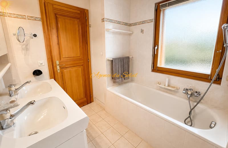 En Exclusivité ! Superbe chalet de 8.5 pièces en bordure du golf Ballesteros à Crans ! (8)