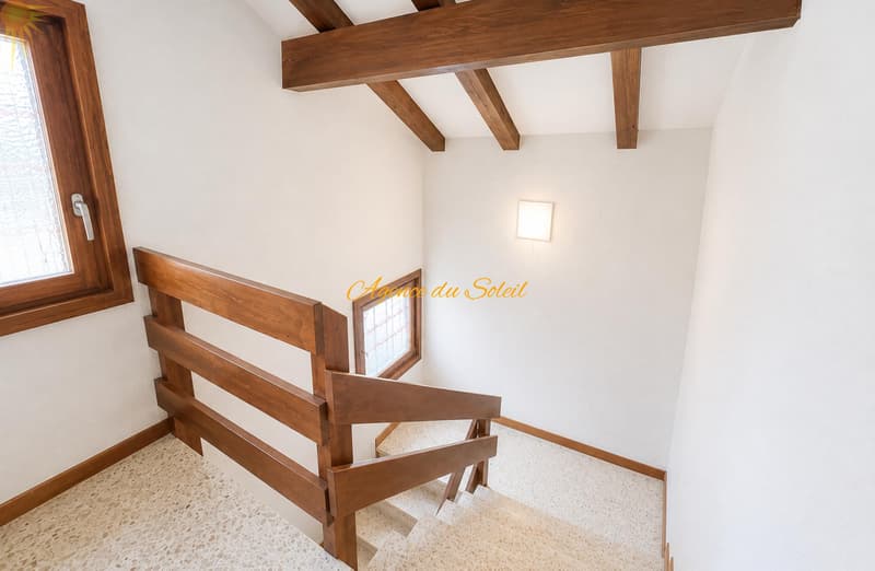 Fort potentiel pour cette maison comprenant 2 appartements séparés, située à 5 minutes en voiture de Crans-Montana ! (8)