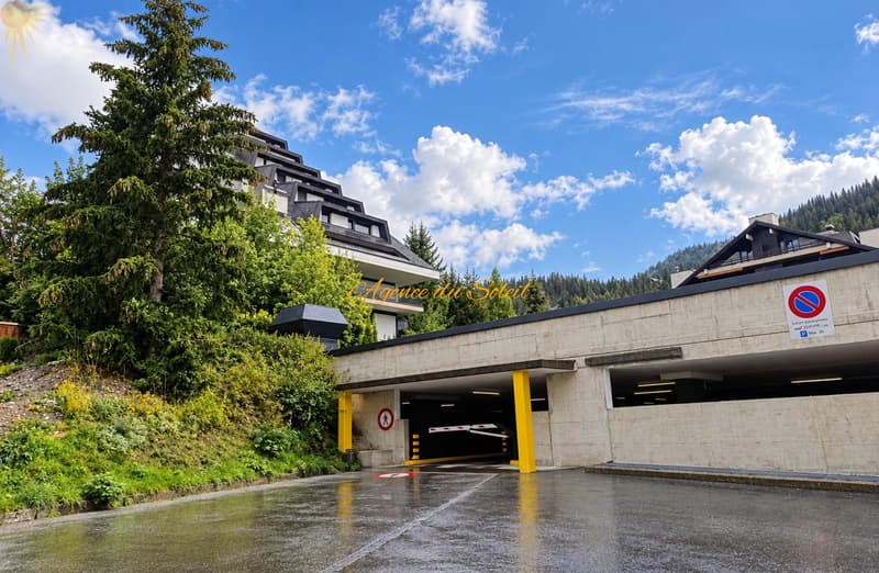 Disponible de suite ! Place de parc à louer en plein centre de Montana ! (1)