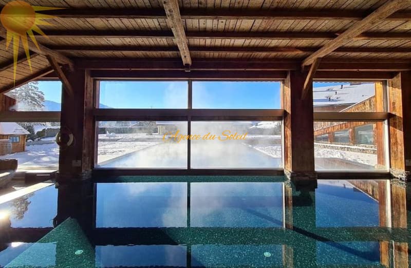 À louer UNIQUEMENT à l'année (à partir du 1r décembre) magnifique grand studio sud avec sa superbe vue ! (11)