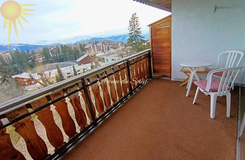 À louer UNIQUEMENT à l'année (à partir du 1r décembre) magnifique grand studio sud avec sa superbe vue ! (1)