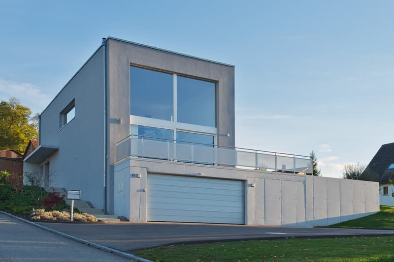 Villa moderne baignée de lumière avec piscine et vue sur la campagne (8)