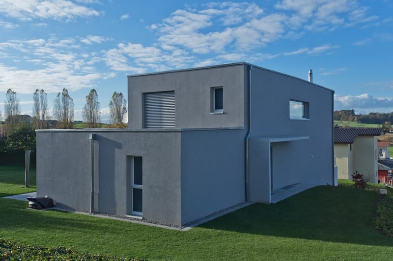 Villa moderne baignée de lumière avec piscine et vue sur la campagne (9)