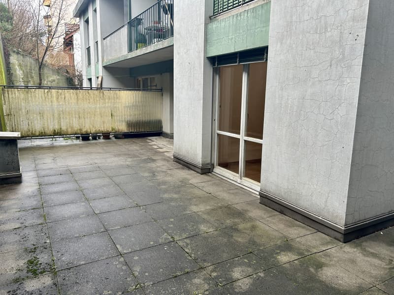 Proche de toutes les commodités et avec terrasse (5)