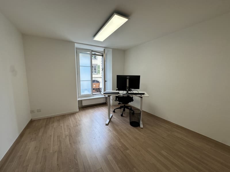 Joli bureau lumineux, bien situé (6)