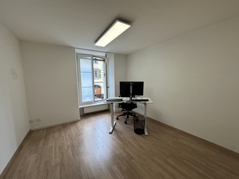 Joli bureau lumineux, bien situé (3)