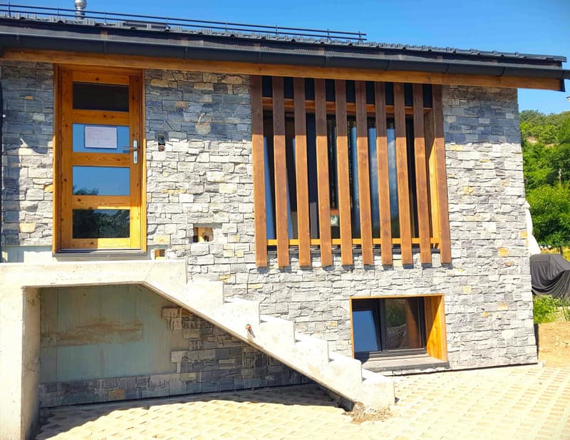 MAISON DE CHARME ÉCOLOGIQUE NEUVE AVEC JARDIN, PARKINGS ET BELLE VUE (2)
