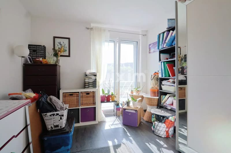 Chambre lumineuse avec grand balcon et rangement spacieux.