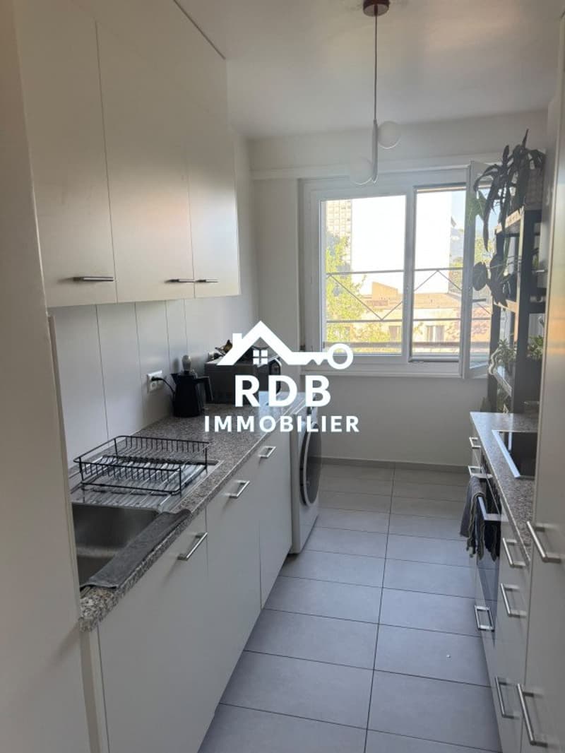Appartement de 3 pièces au 5ème étage situé à Onex 1213 (2)